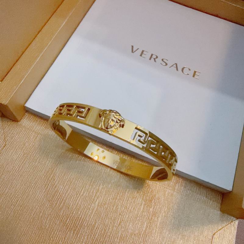 Versace bracelet 11yxx11